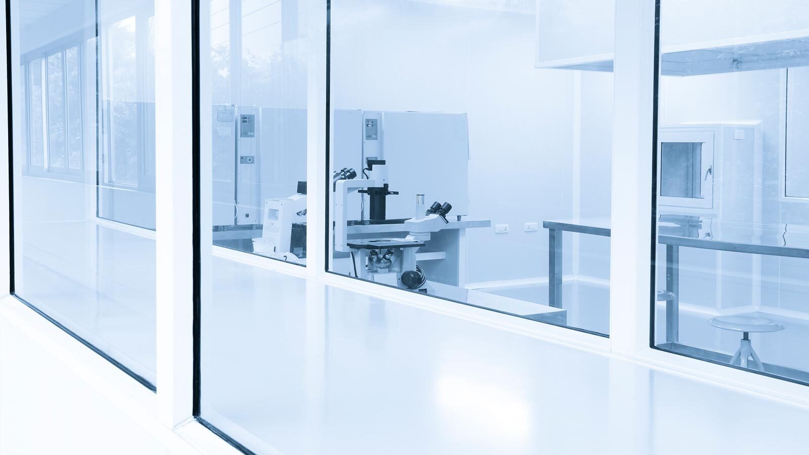 A white cleanroom with glassdoors