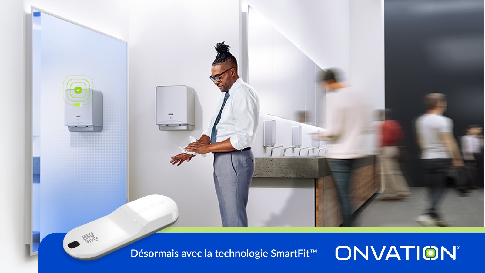 Personne se séchant les mains avec un essuie-mains dans une salle de bain très fréquentée dotée d’une technologie de salle de bain intelligente.
