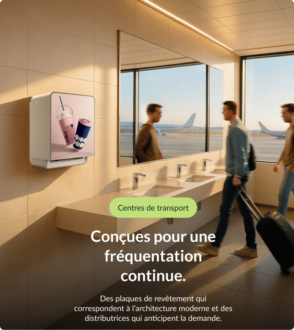 Salle de bain dans un centre de transport fréquenté avec des distributrices et des solutions d’hygiène modernes