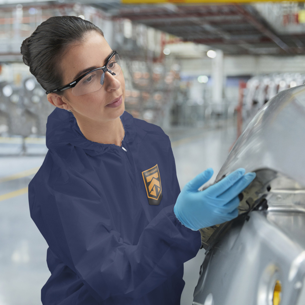 KleenGuard® A50 atmungsaktiver, spritzdichter und partikeldichter Schutzanzug mit Haube 96910 – blau, 2XL, 1x25 (insgesamt 25 Stück);KleenGuard® A50 atmungsaktiver, spritzdichter und partikeldichter Schutzanzug mit Haube 96910 – blau, XXL, 1x25 (insgesamt 25 Stück) - 96910