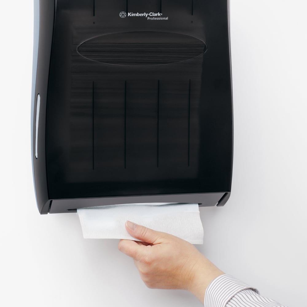Distributrice d’essuie-mains en papier pliés universelle de Kimberly Clark Professional (09905), pour essuie-mains à pli multiples et à plis en C de Kleenex et de Scott, 13,3 po 5,9 po x 8,9 po, fumée (noire) - 09905