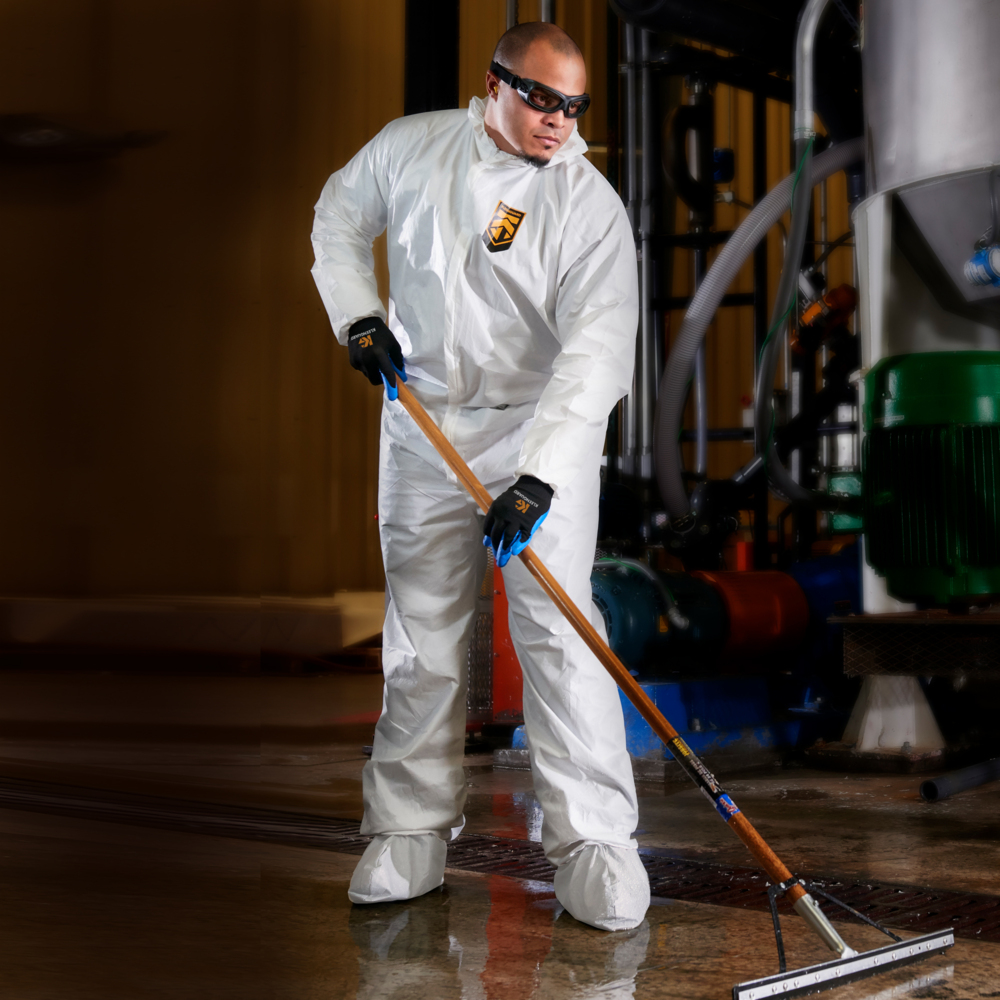Combinaisons de protection contre les liquides et les particules KleenGuard™ A40 (44334), fermeture éclair à l’avant, bande élastique aux poignets et aux chevilles, avec capuchon et bottes, blanches, conception Reflex, TG (qté 25) - 44334