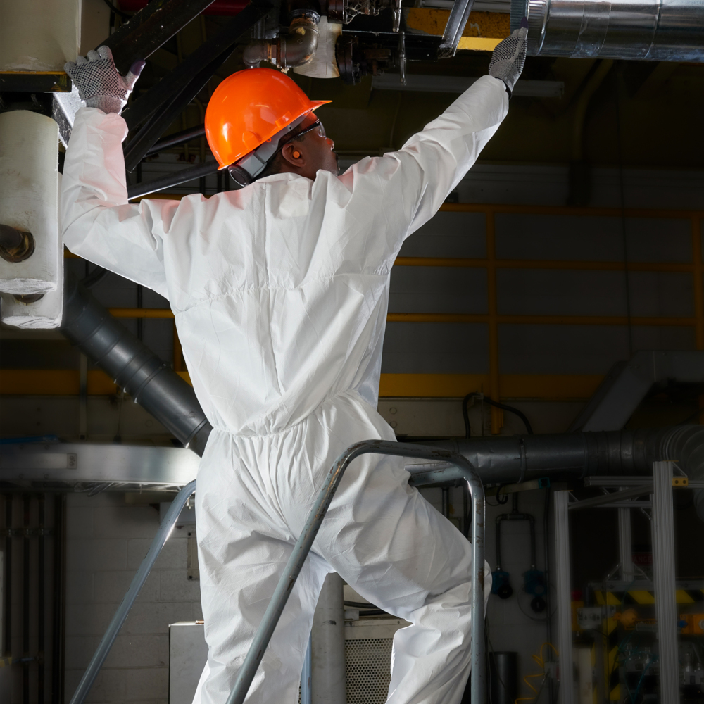 Combinaison de protection contre les particules et les éclaboussures perméables à l’air Kleenguard™ A30 (46104), fermeture éclair à l’avant, bande élastique à l’arrière, aux poignets et aux chevilles, blanche, conception REFLEX, TG (qté 25) - 46104