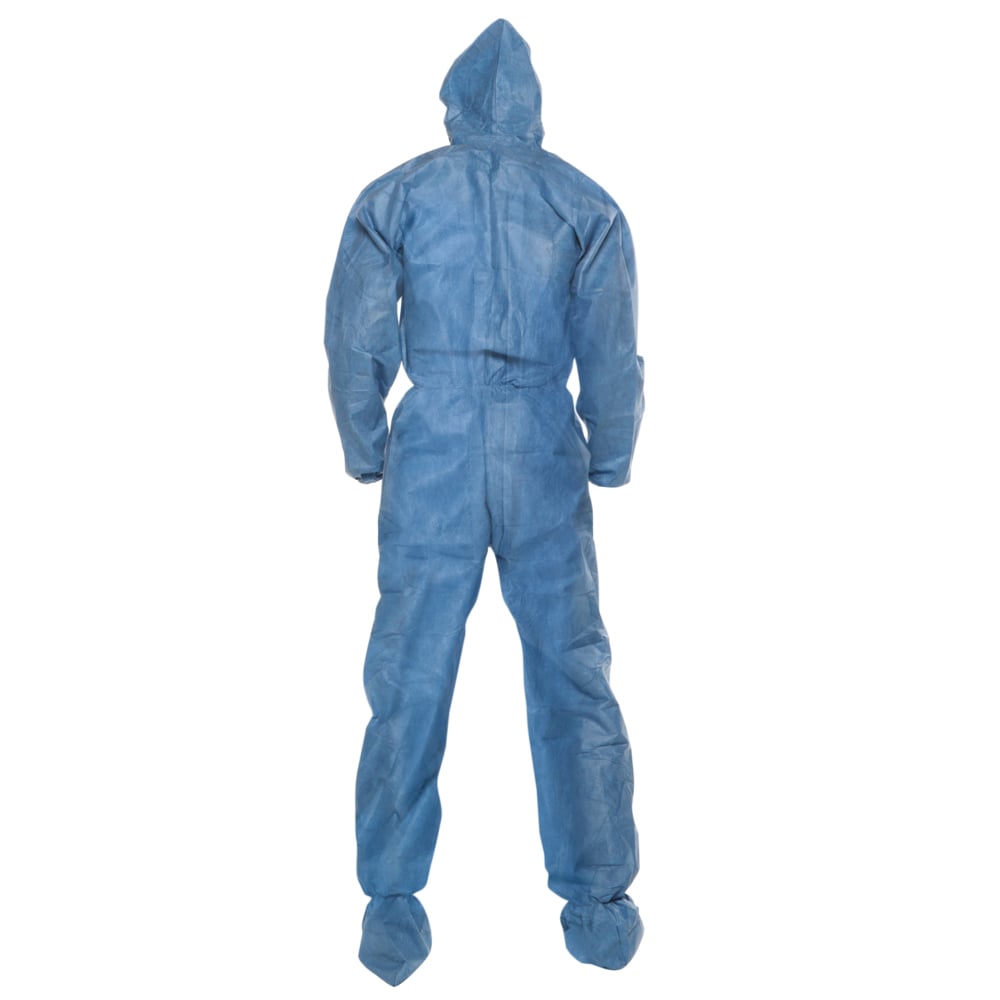 Combinaison résistante aux produits chimiques Kleenguard, combinaison de protection contre les agents pathogènes à diffusion hématogène et les éclaboussures de produits chimiques A60 (45097) avec capuchon, taille 4X très grande (4TG), bleue, 20 vêtements/caisse - 45097