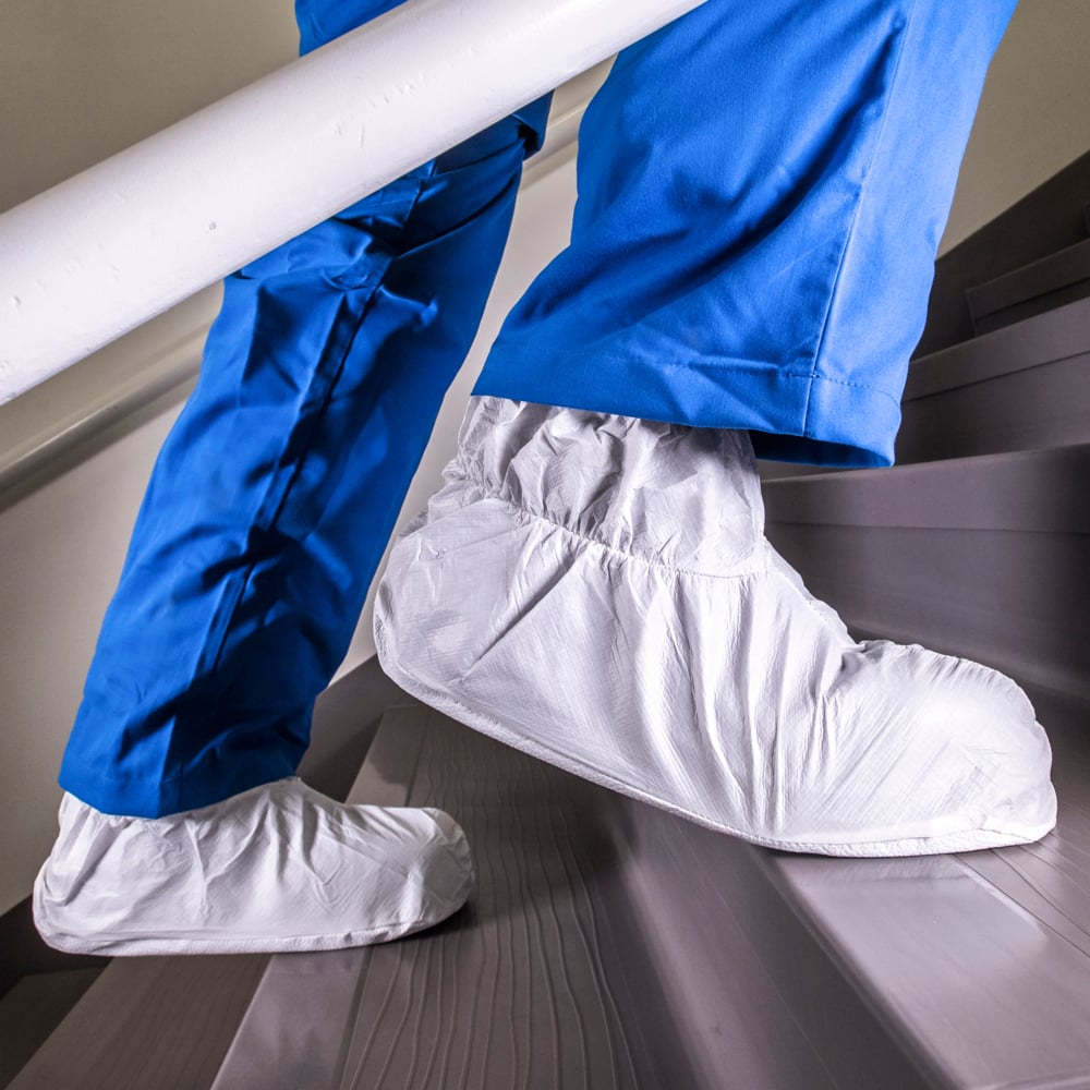 Kimtech™ A7 Ankle High Shoe Cover (47973), Splash Protection, Anti-Skid, White, Size XL, 300 / Case, 3 Bags, 100 / Bag - 47973