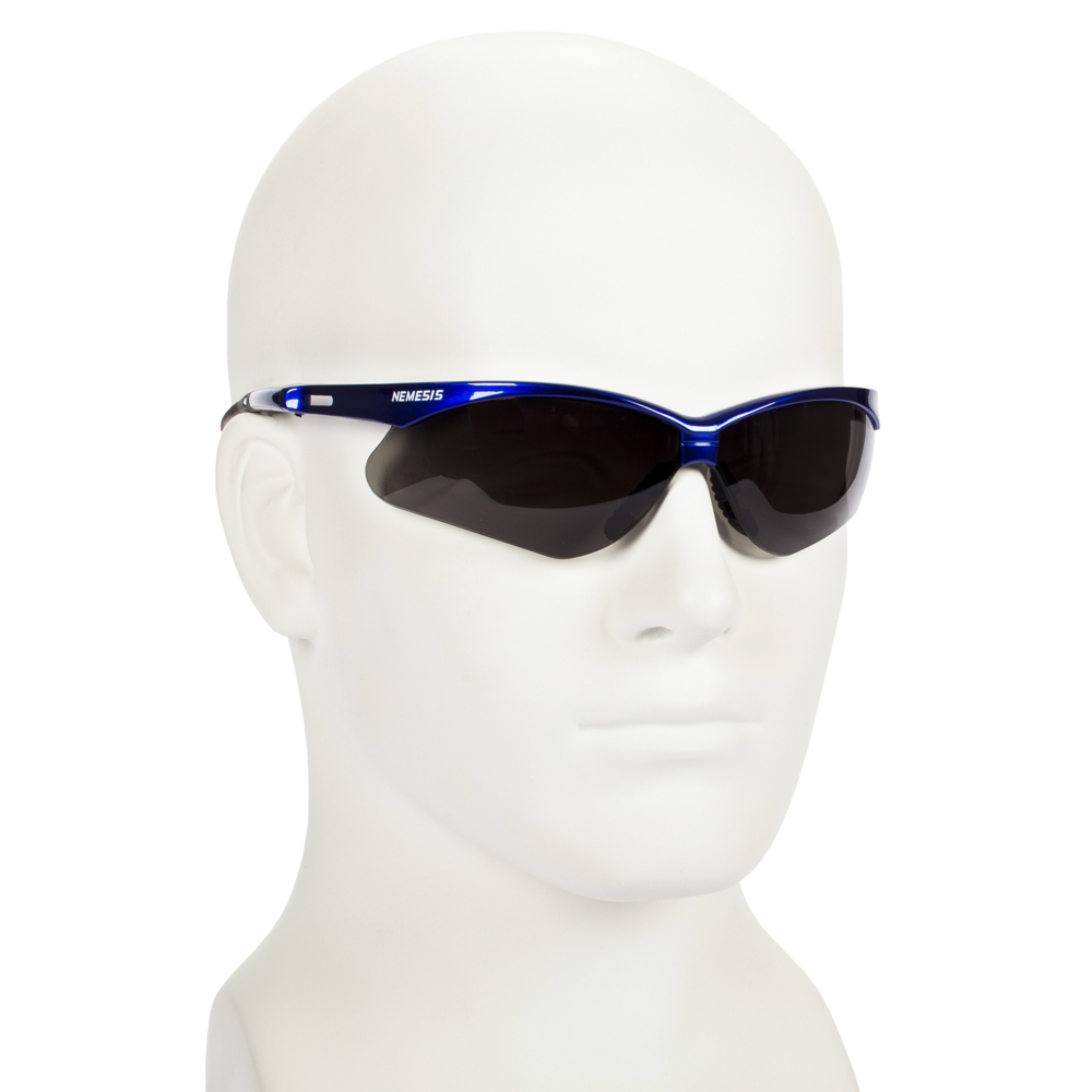 Lunettes de sécurité Nemesis KleenGuard V30 (47387), verres fumés (lunettes de soleil de sécurité) antibuée avec monture bleu métallique, 12 paires/caisse - 47387