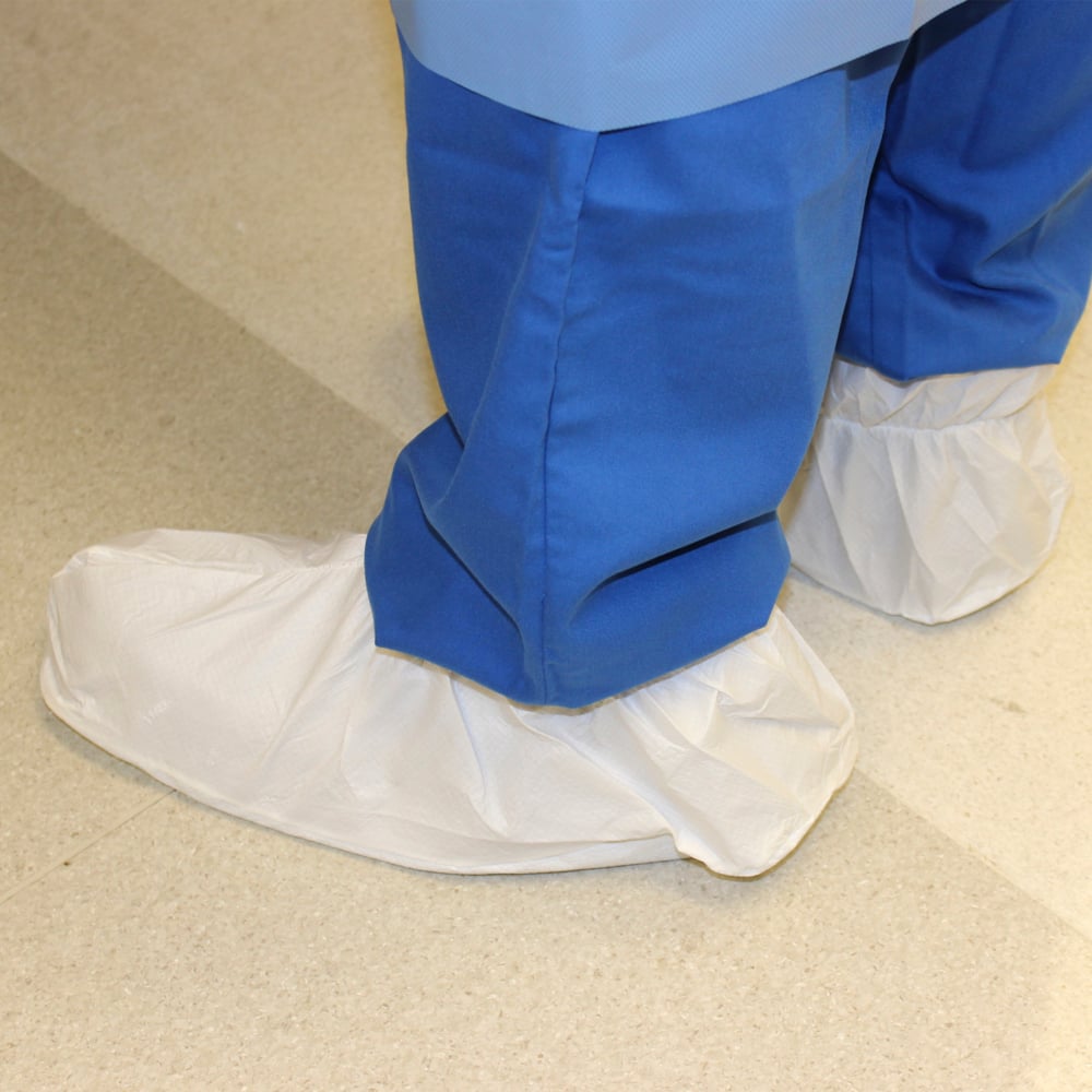Kimtech™ A7 Ankle High Shoe Cover (47973), Splash Protection, Anti-Skid, White, Size XL, 300 / Case, 3 Bags, 100 / Bag - 47973