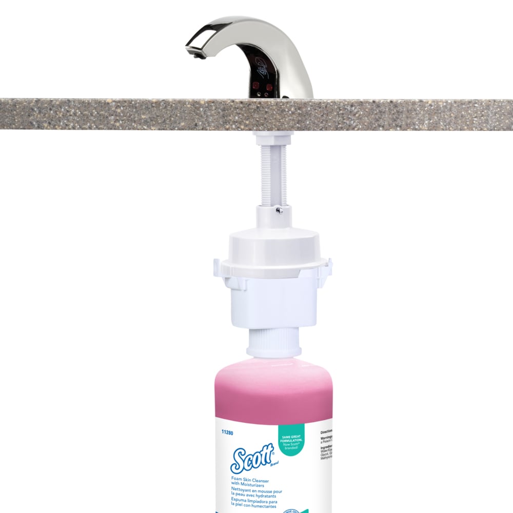 Savon moussant pour les mains Scott® avec agents hydratants (11280), recharges de savon pour les mains de 1,5 L rose, à parfum floral, à installer sous le comptoir pour les distributrices de comptoir Kimberly-Clark Professional® (2 bouteilles/caisse) - 11280