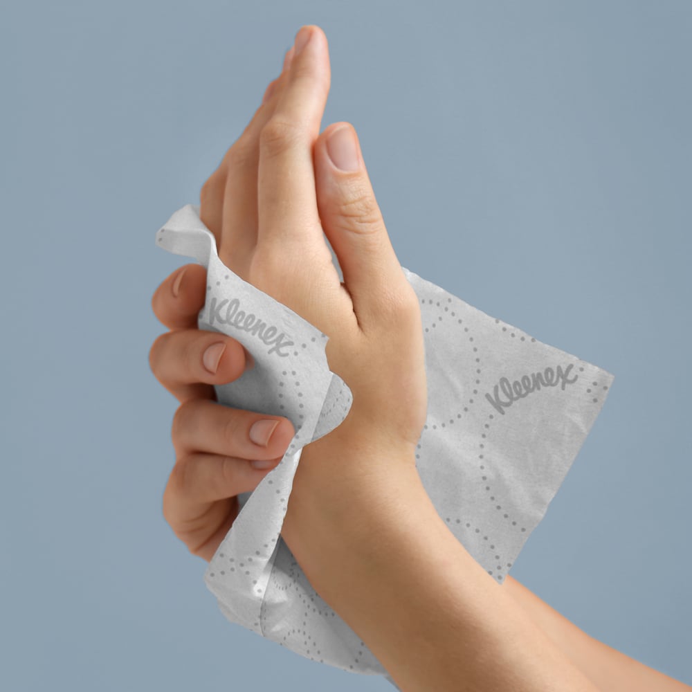 Essuie-mains en rouleau Kleenex® (54471), 2 épaisseurs, avec design rehaussé et technologie Premium Absorbency Pockets™ pour les distributrices avec mandrin bleu; blancs (500 pi/rouleau, 6 rouleaux/caisse, 3 000 pi/caisse) - 54471